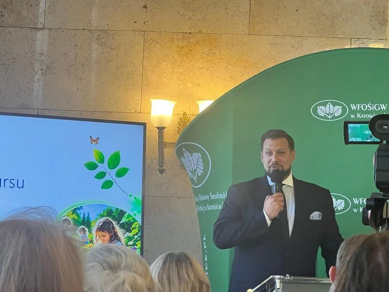 Mężczyzna z mikrofonem