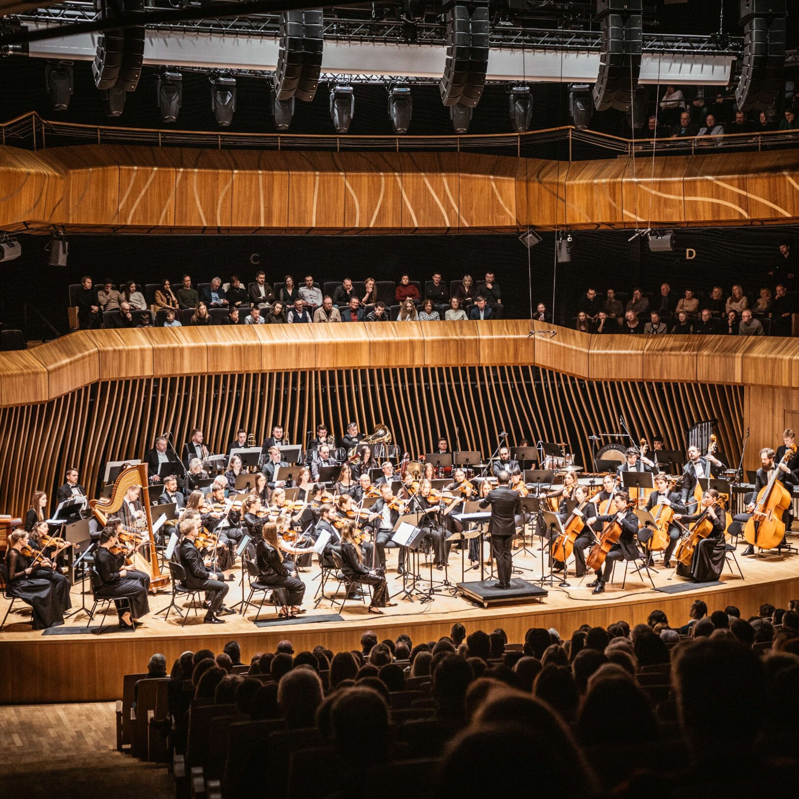 zdjęcie przedstawiające zespół Cavatina Philharmonic Orchestra na scenie Cavatina Hall