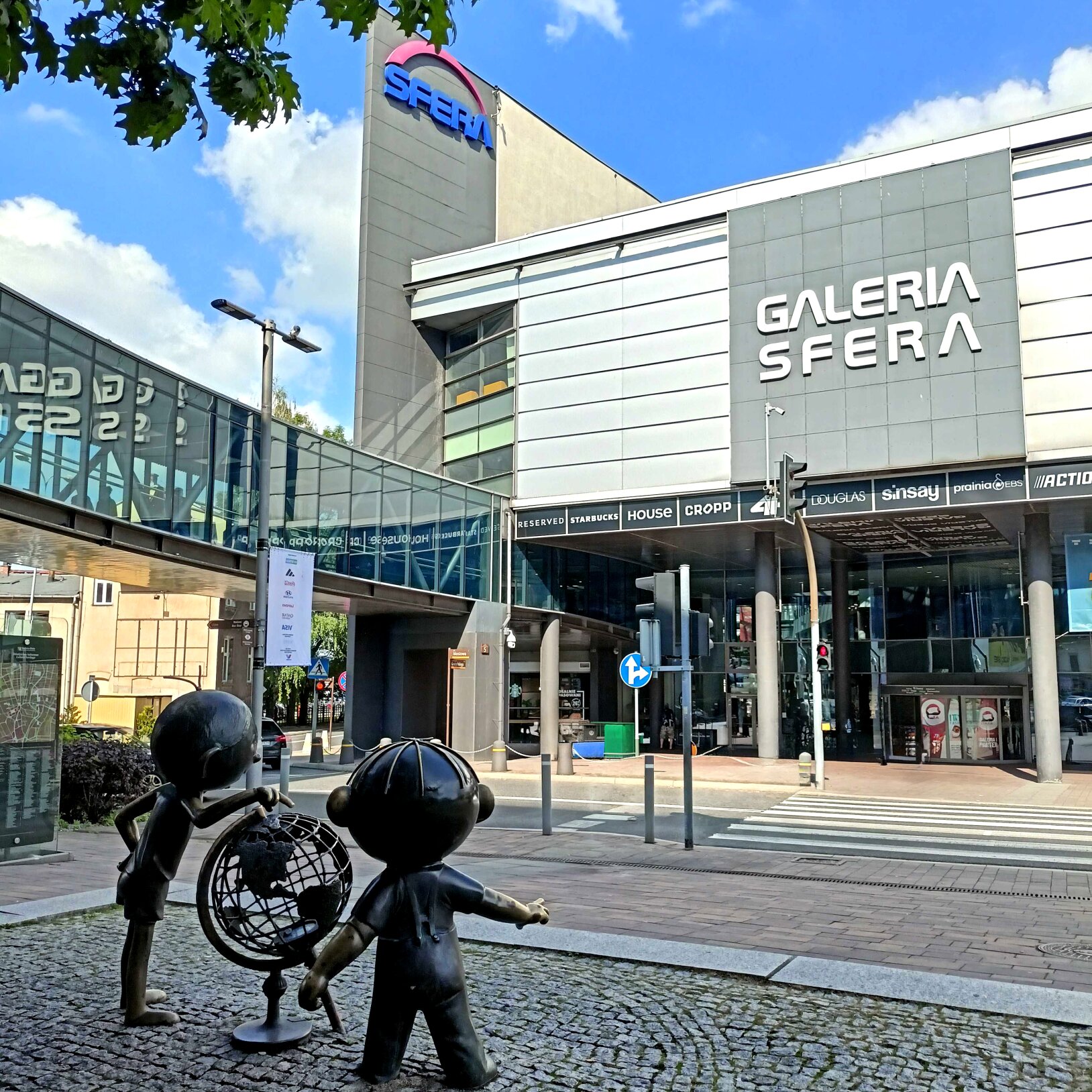 zdjęcie wejścia galerii sfera w bielsku-białej z pomnikiem bolka i lolka na pierwszym planie