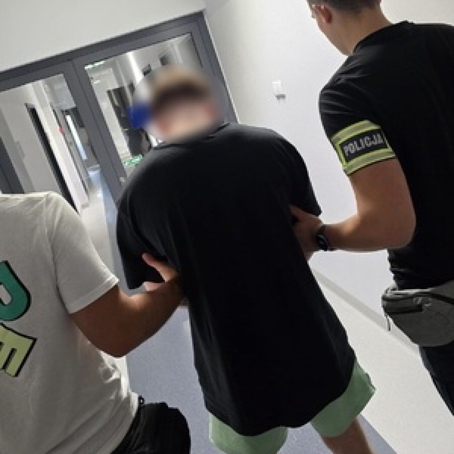 Zatrzymany prowadzony przez policjantów