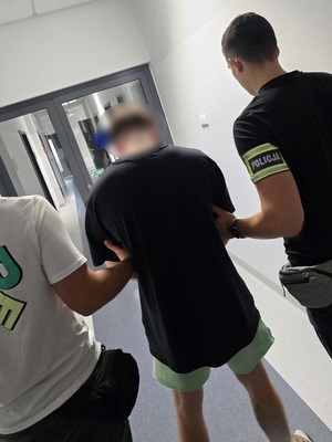 Zatrzymany prowadzony przez policjantów