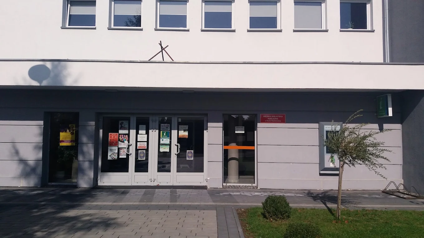 szary budynek biblioteki
