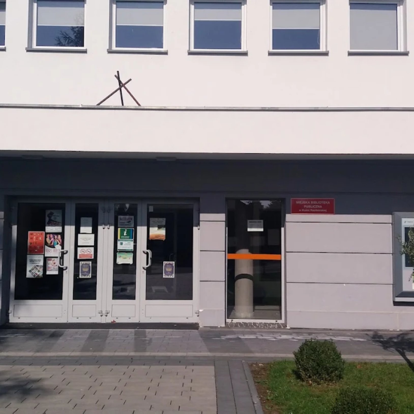 szary budynek biblioteki