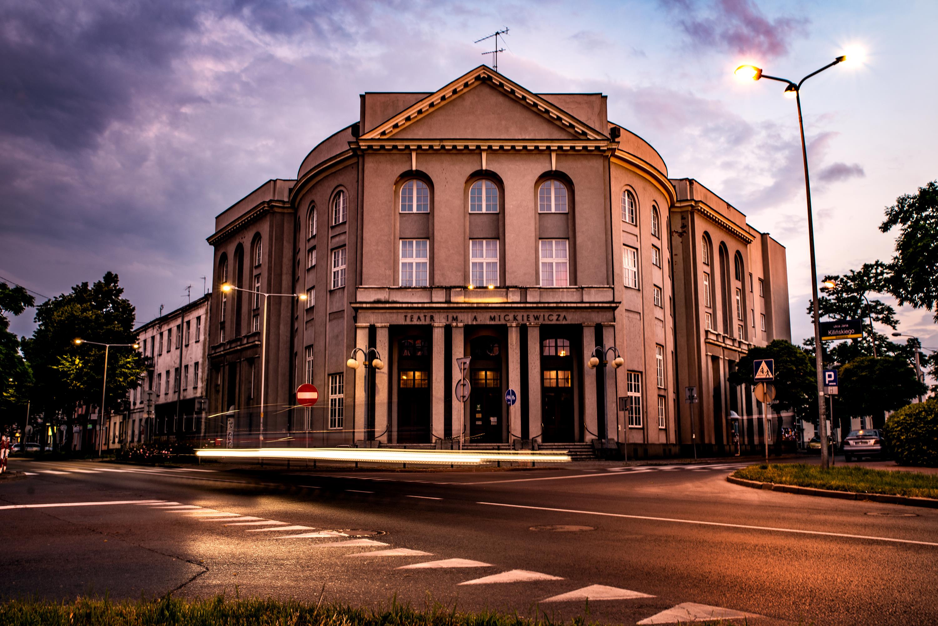 Teatr im. Adama Mickiewicza Autorstwa Piotr Dłubak - sent by photographer Piotr Dłubak ([1]), CC BY-SA 4.0, https://commons.wikimedia.org/w/index.php?curid=101019593
