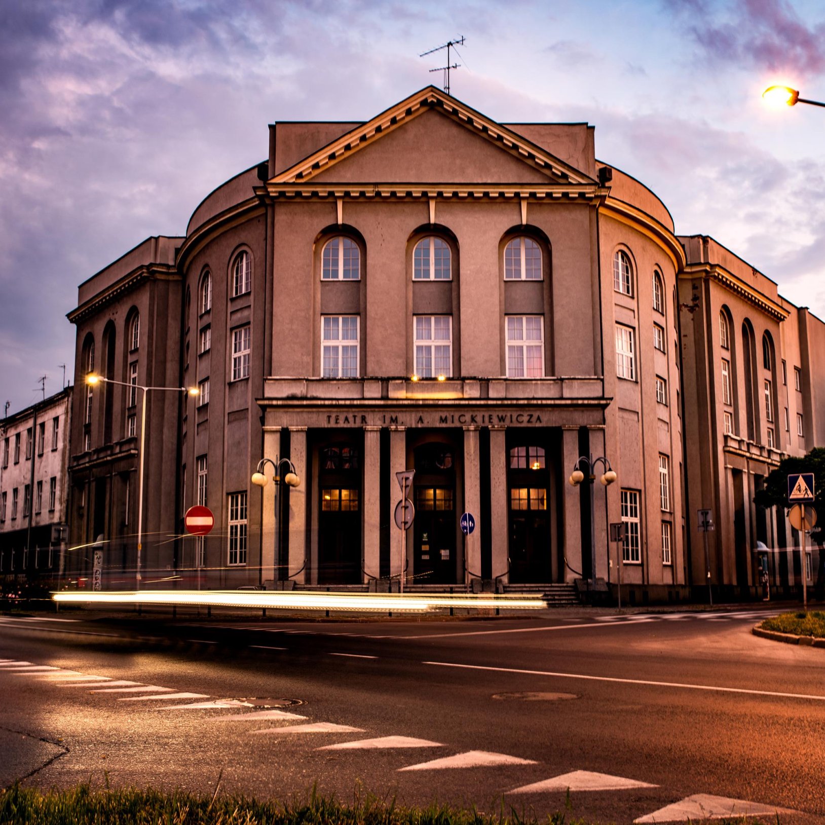 Teatr im. Adama Mickiewicza Autorstwa Piotr Dłubak - sent by photographer Piotr Dłubak ([1]), CC BY-SA 4.0, https://commons.wikimedia.org/w/index.php?curid=101019593