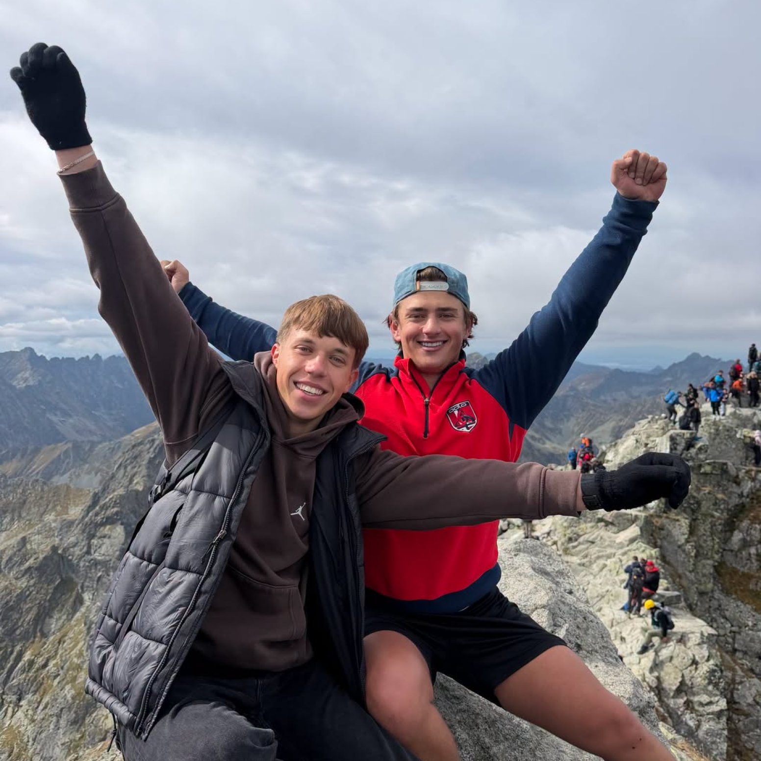 Dwóch studentów w górach