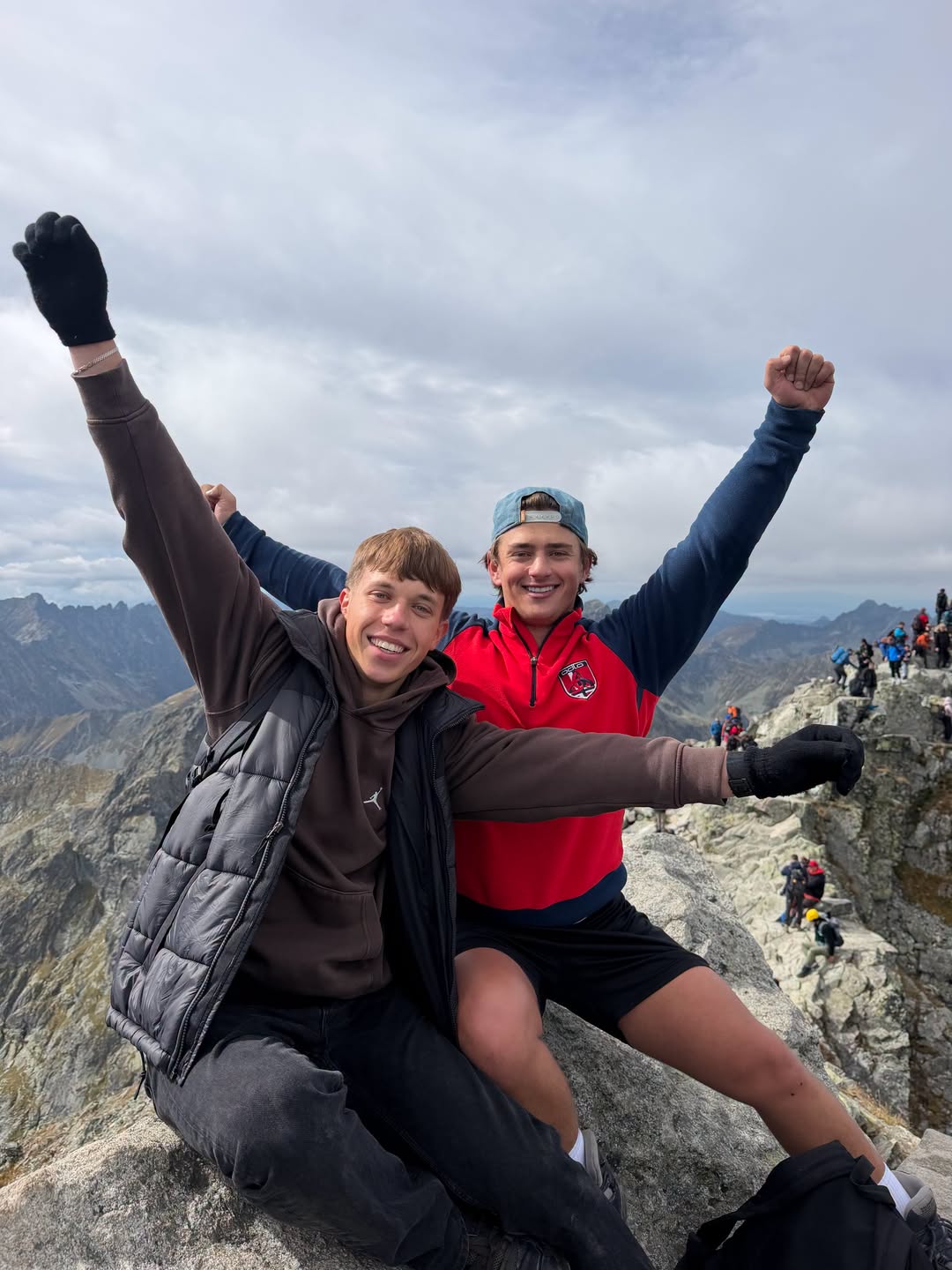 Dwóch studentów w górach