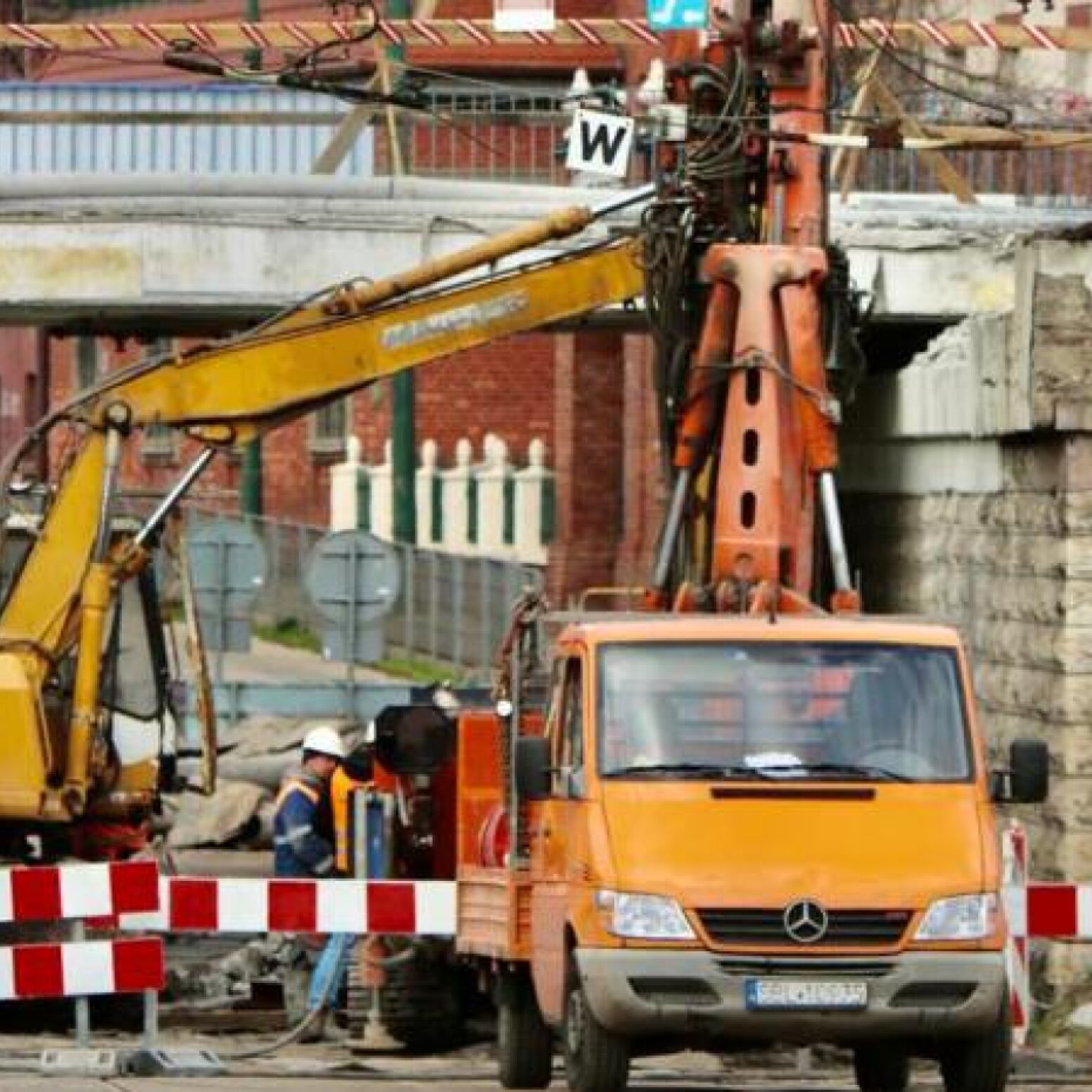 koparka i auto dostawcze na budowie