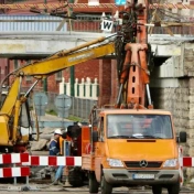 koparka i auto dostawcze na budowie