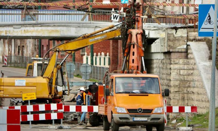 koparka i auto dostawcze na budowie