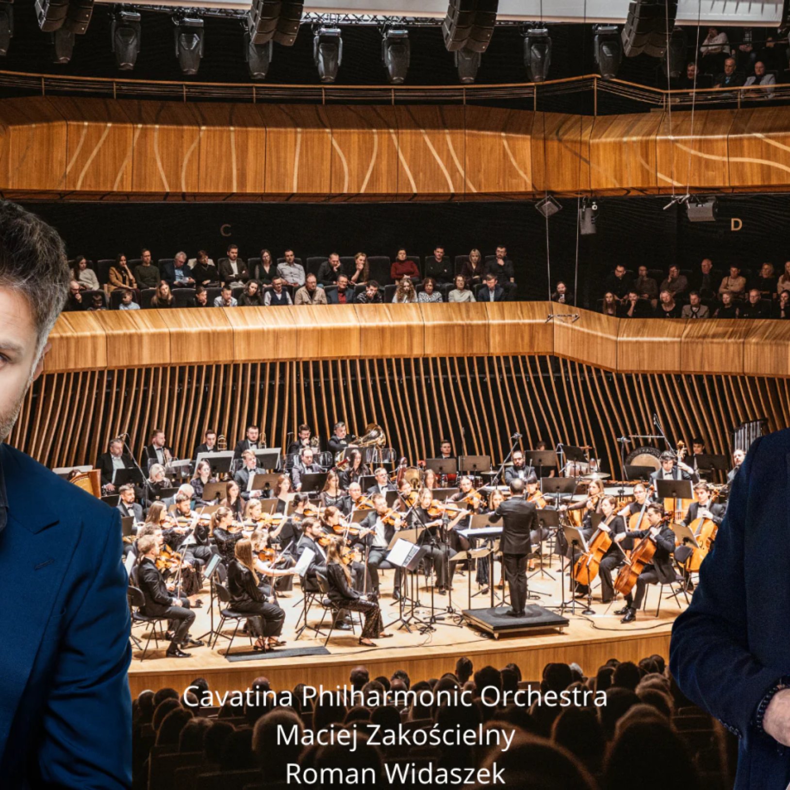 Maciej Zakościelny oraz Roman Widaszek na tle orkiestry