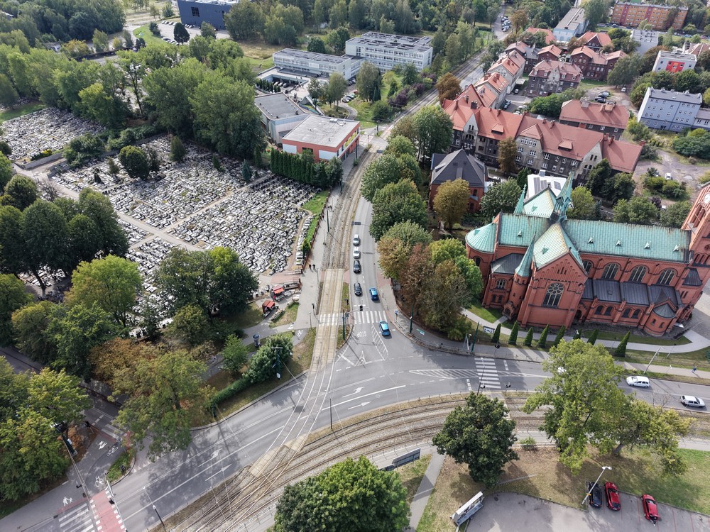 widok z góry na skrzyżowanie obok kościoła