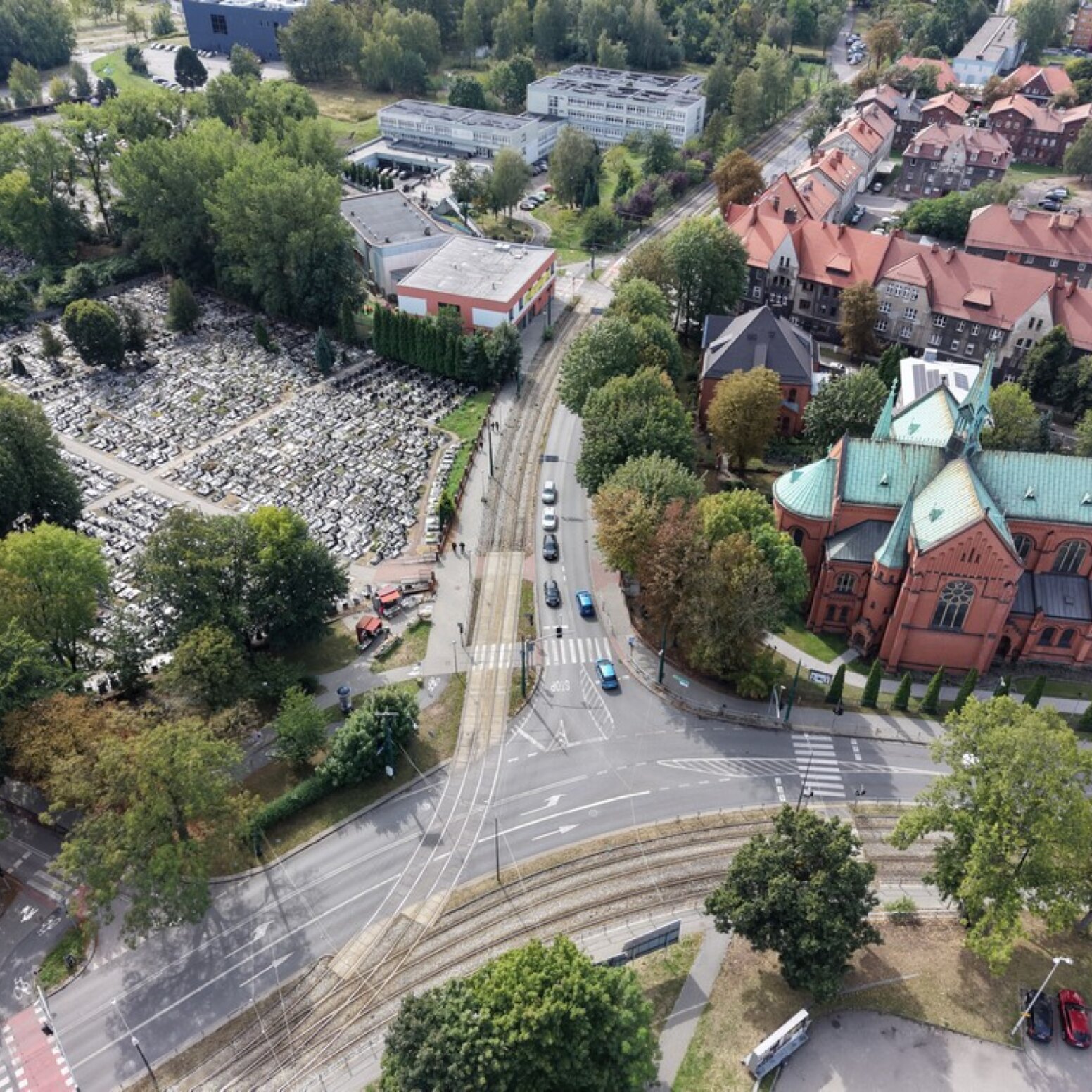 widok z góry na skrzyżowanie obok kościoła