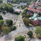 widok z góry na skrzyżowanie obok kościoła