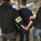 zatrzymany przy dwóch policjantach
