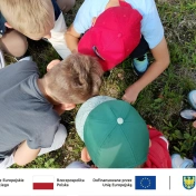Dzieci sprawdzające coś