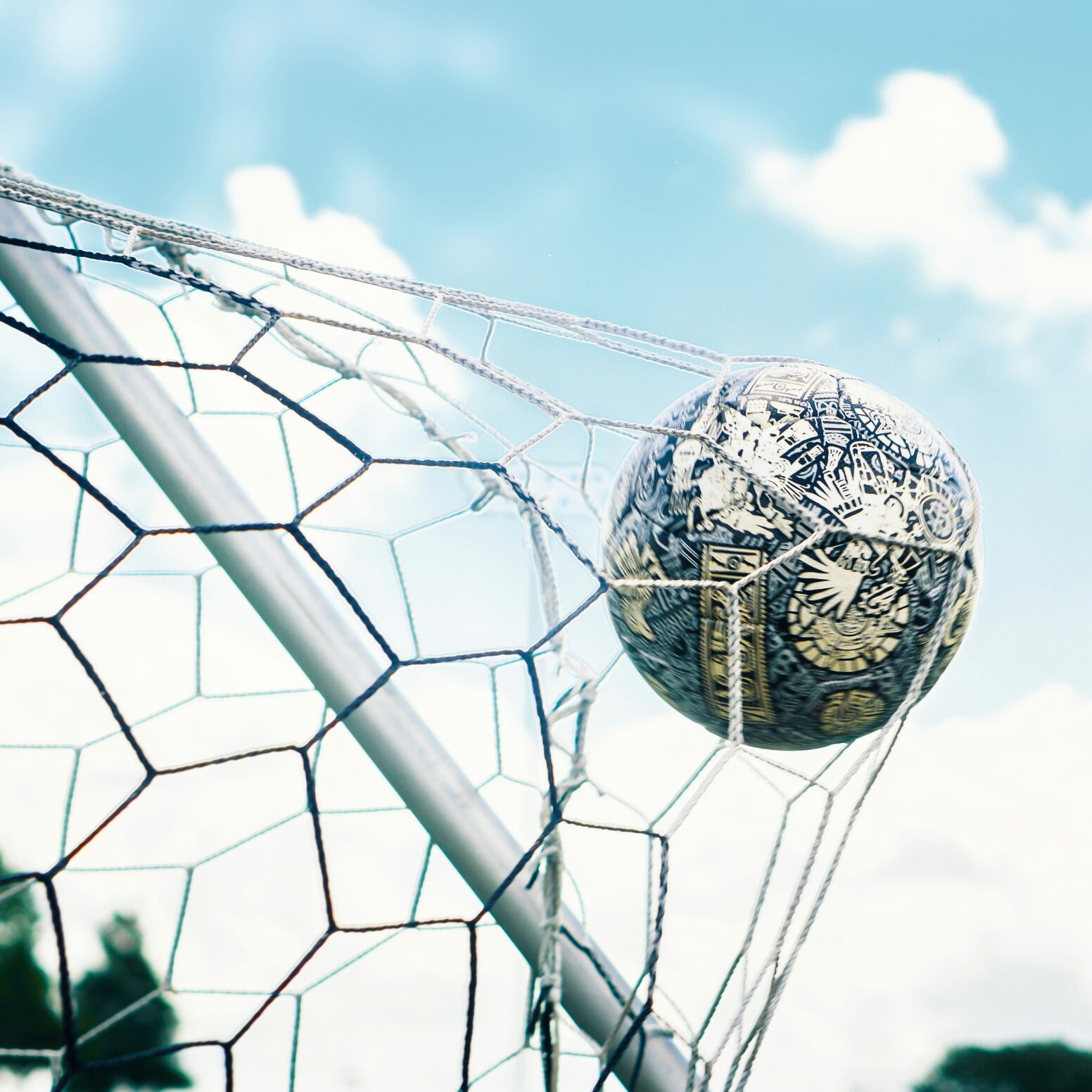 piłka wpadająca do bramki futbolowej