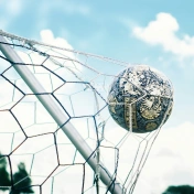 piłka wpadająca do bramki futbolowej
