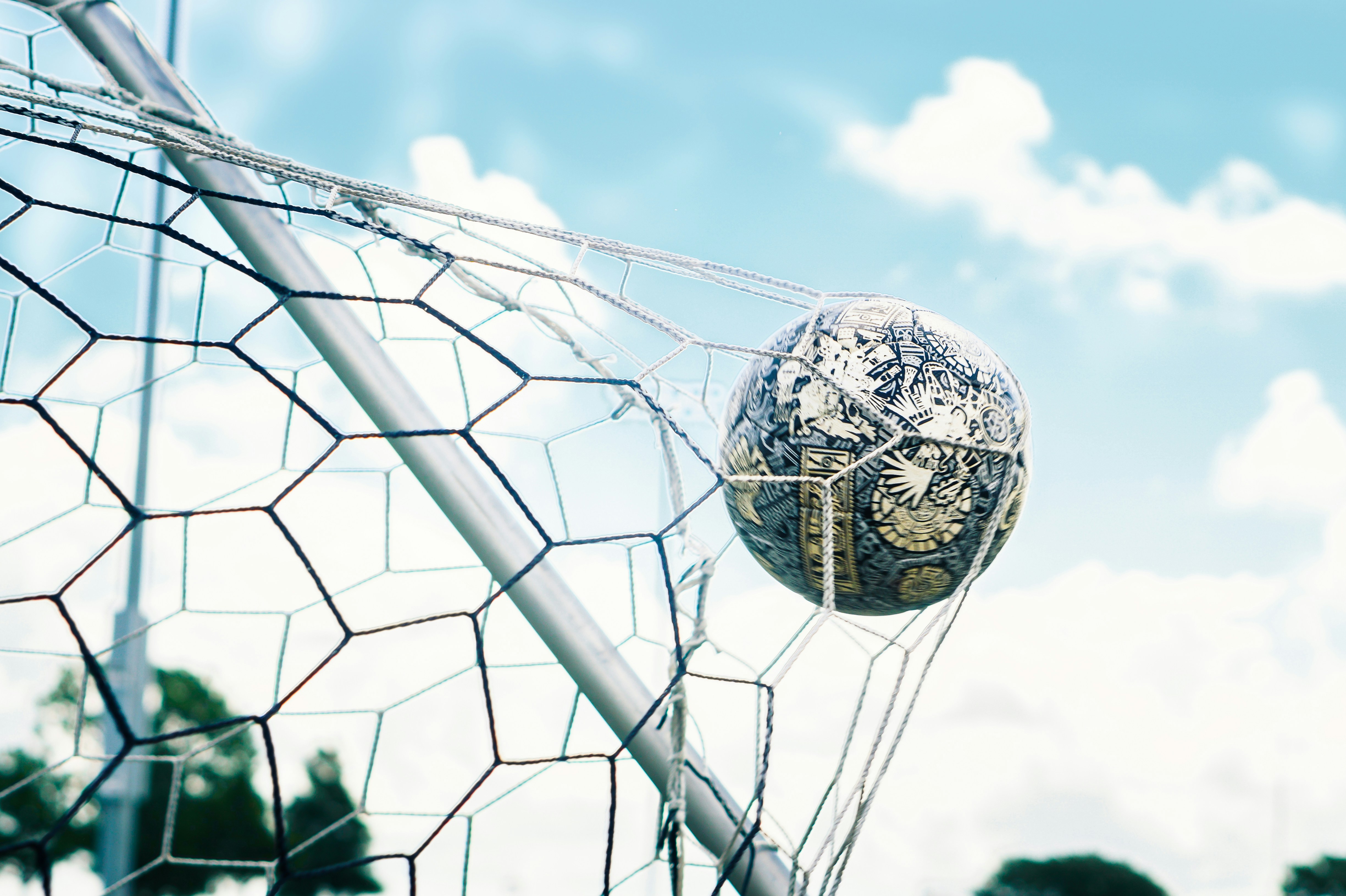 piłka wpadająca do bramki futbolowej