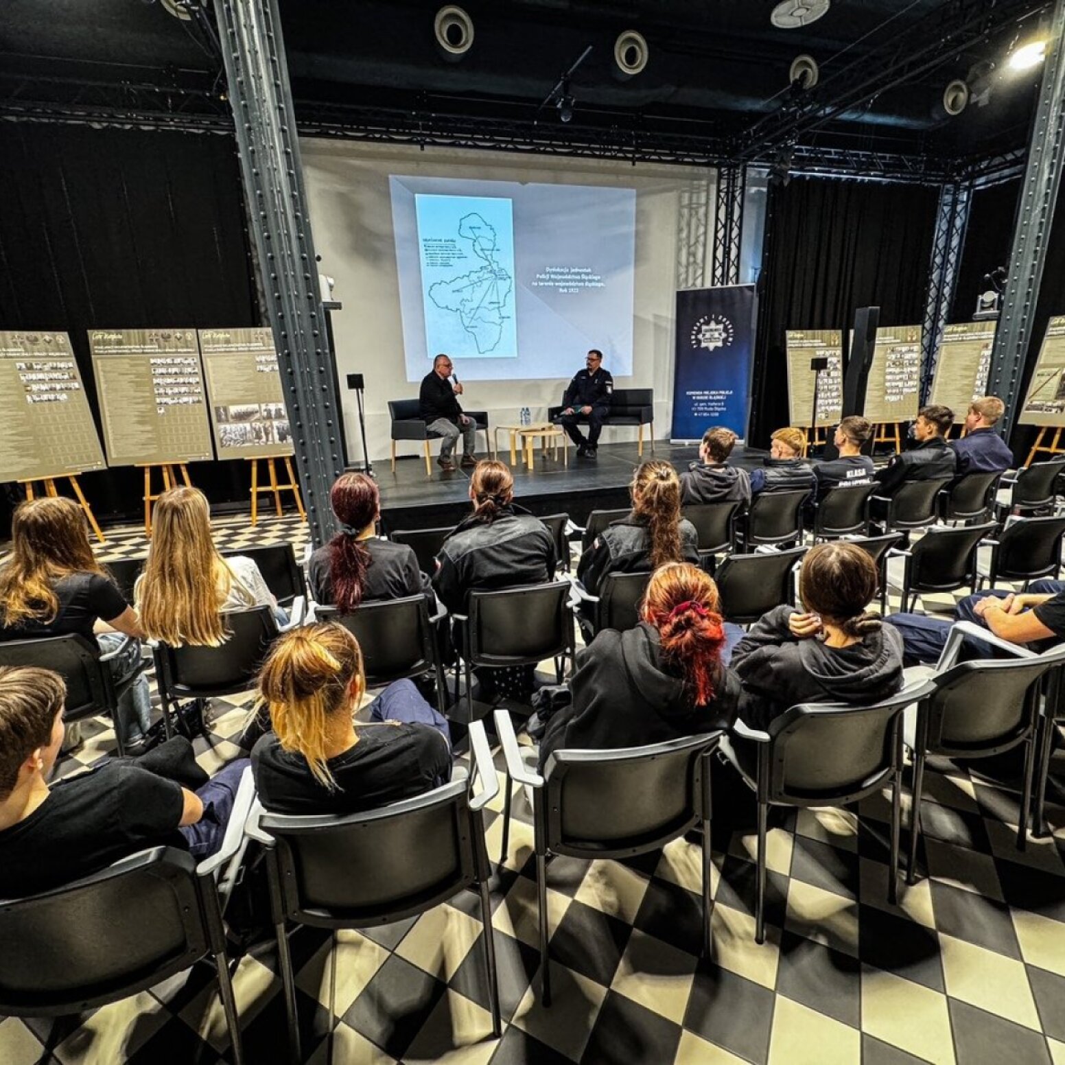 Ludzie w sali konferencyjnej