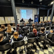 Ludzie w sali konferencyjnej