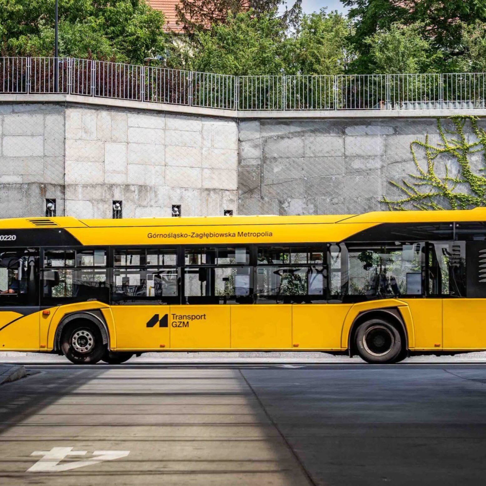 Żółty autobus komunikacji GZM
