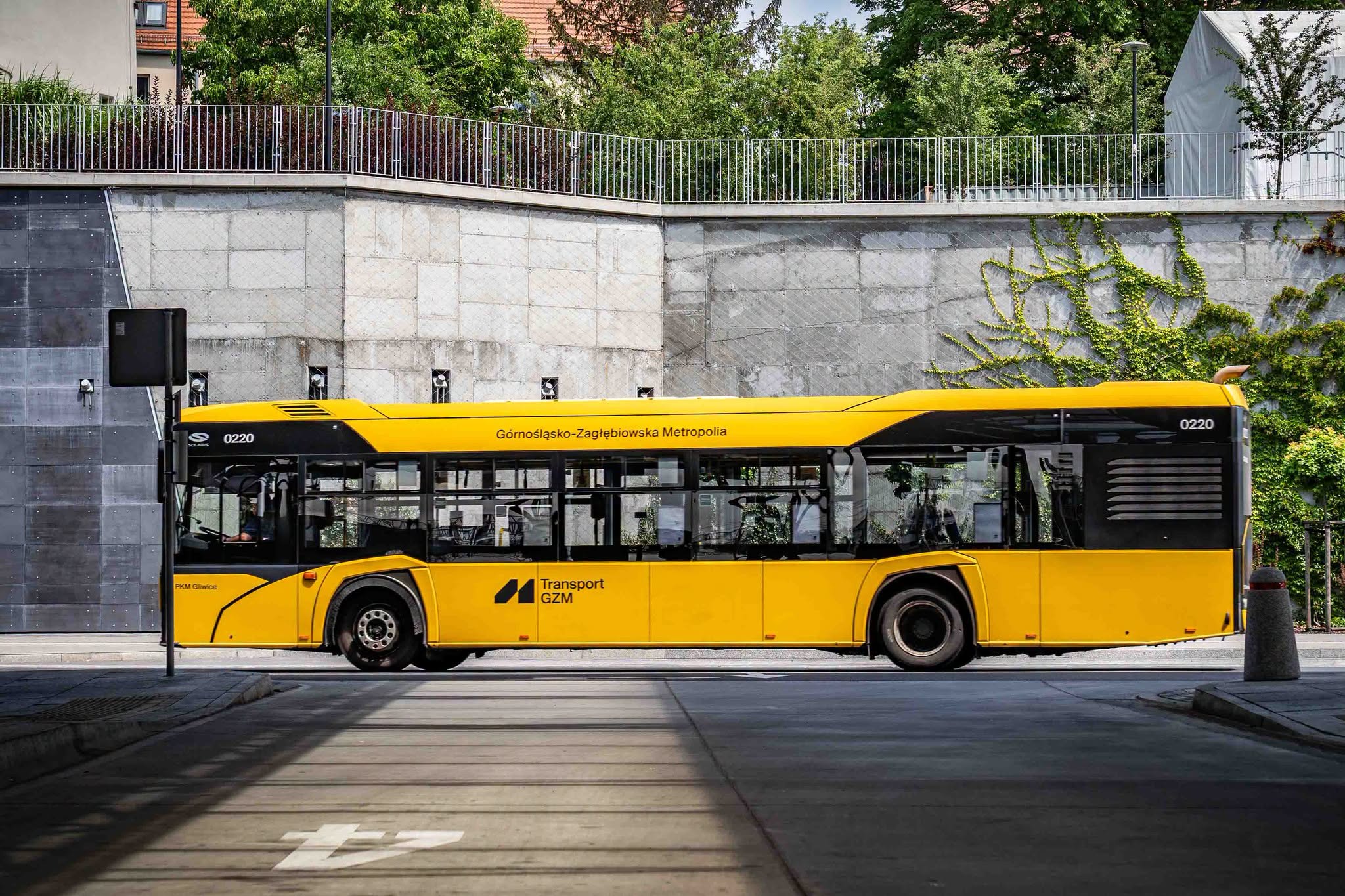Żółty autobus komunikacji GZM