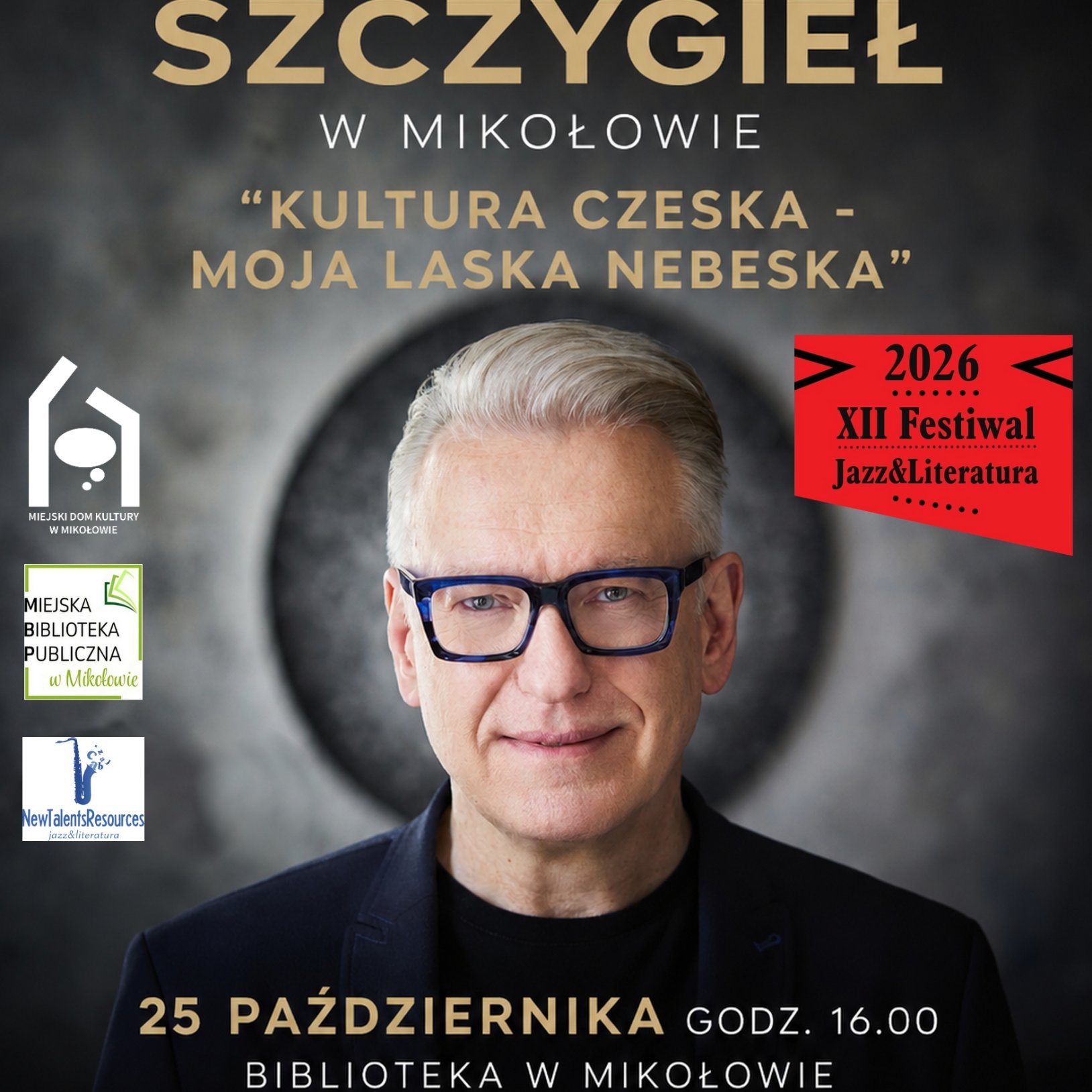 zdjęcie Mariusza Szczygła - mężczyzna z siwymi, krótkimi włosami w okularach z czarnymi, prostokątnymi oprawkami