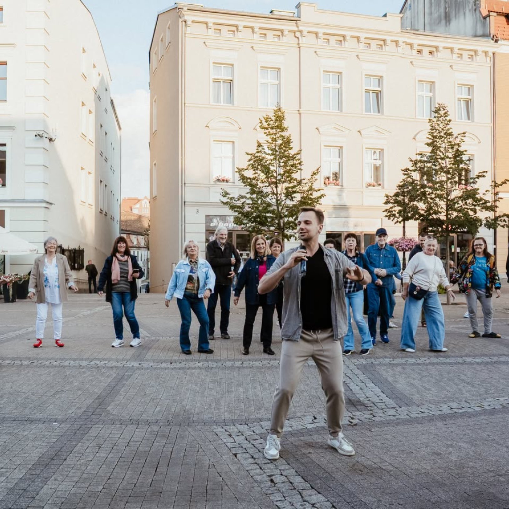 Ludzie tańczący na rynku w Mikołowie