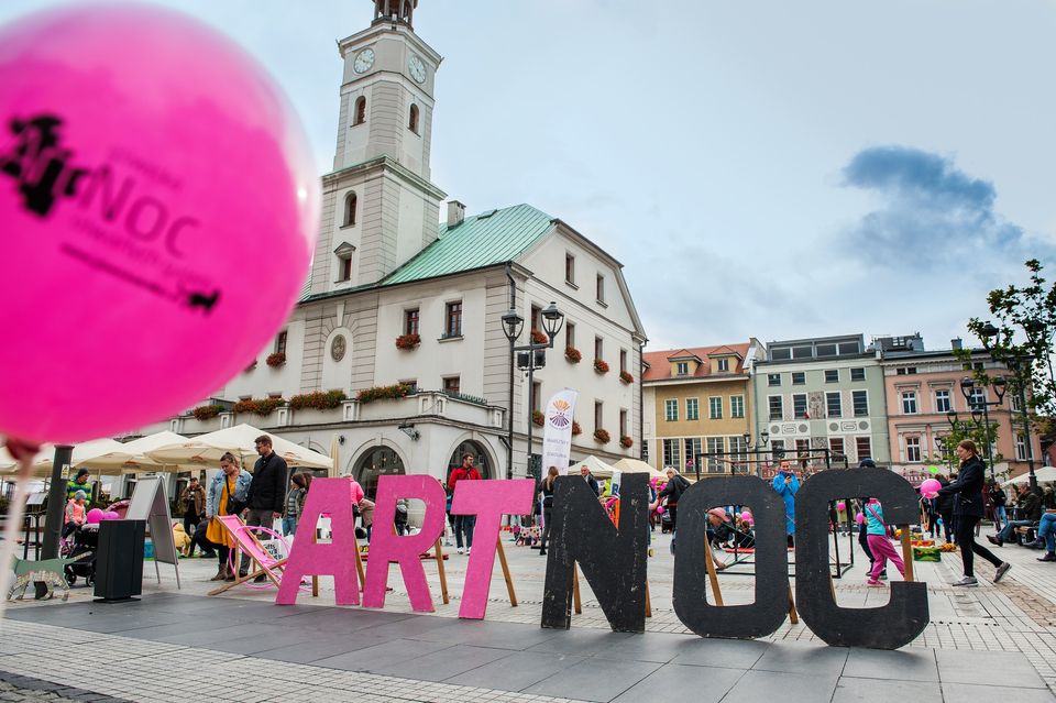 Napis ArtNoc na gliwickim Rynku