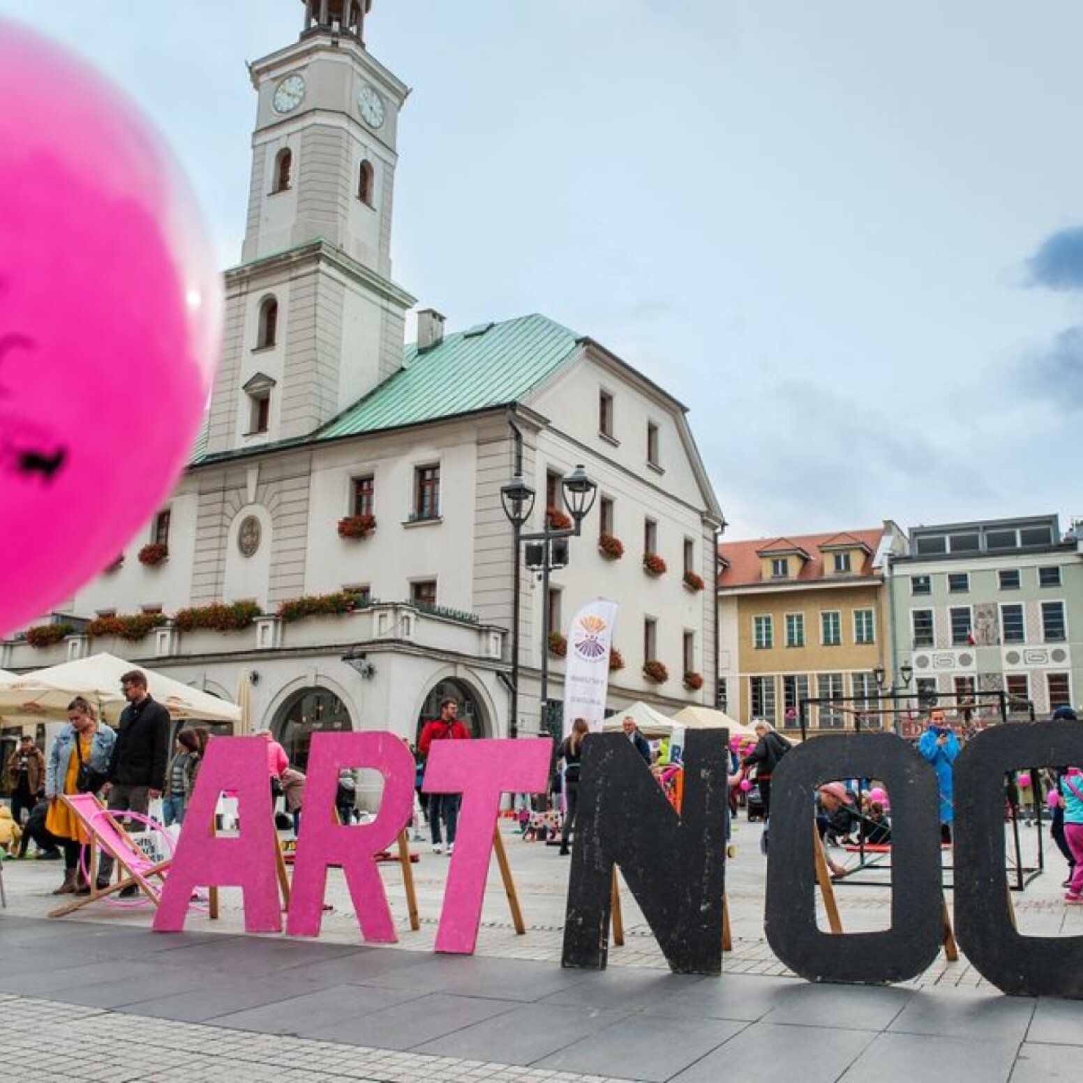 Napis ArtNoc na gliwickim Rynku