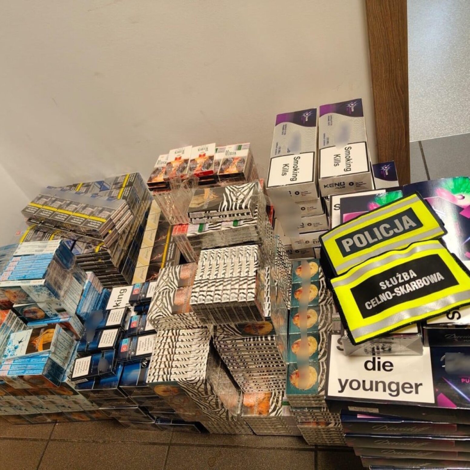Wagony papierosów na podłodze w mieszkaniu