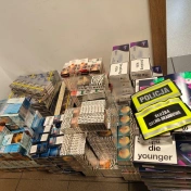 Wagony papierosów na podłodze w mieszkaniu