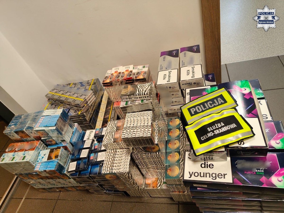 Wagony papierosów na podłodze w mieszkaniu