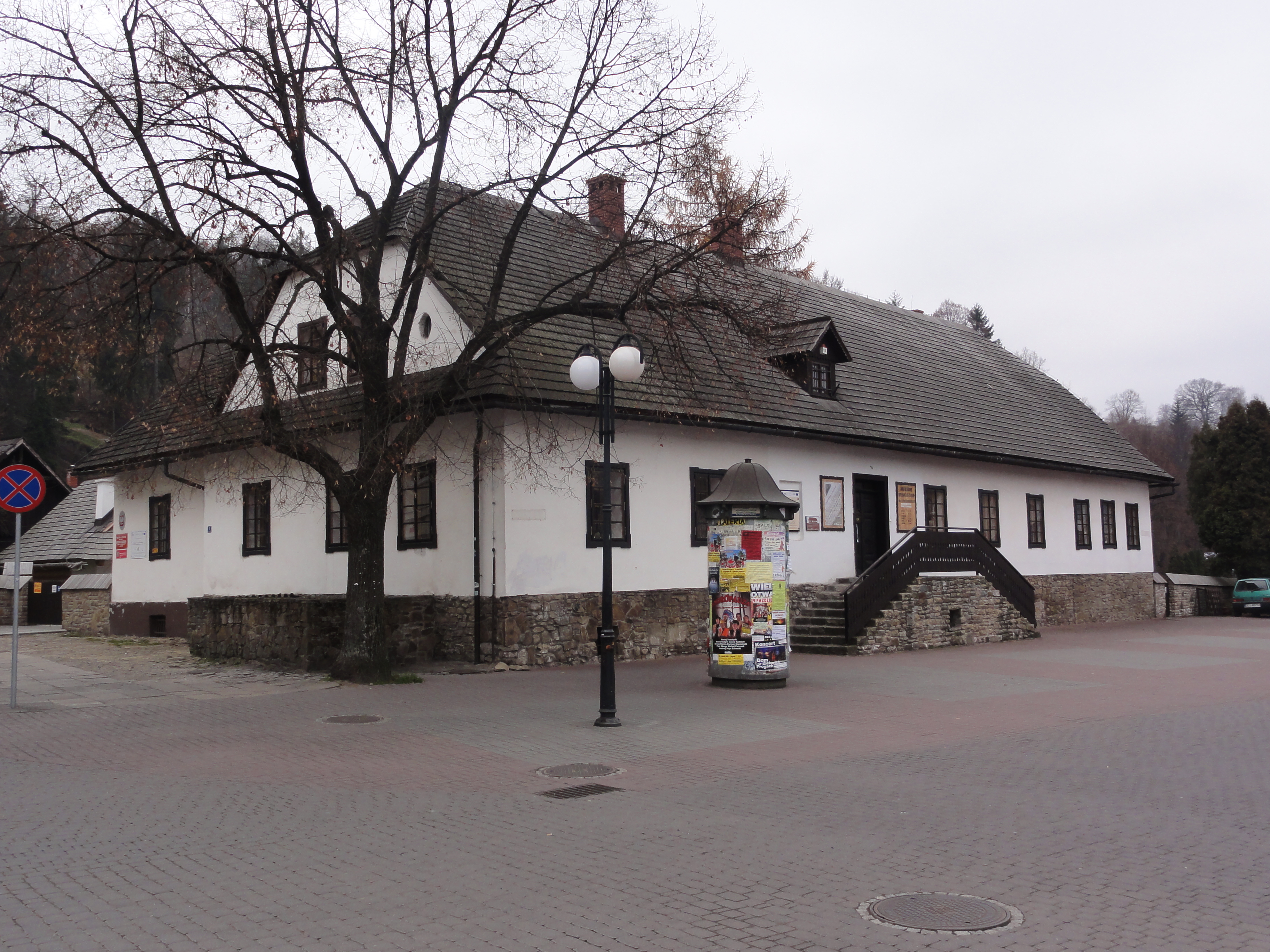 Muzeum Beskidzkie im. A. Podżorskiego Autorstwa D T G - Praca własna, CC BY-SA 3.0, https://commons.wikimedia.org/w/index.php?curid=17456311