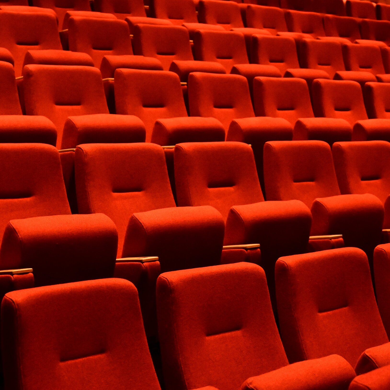 czerwone fotele teatralne
