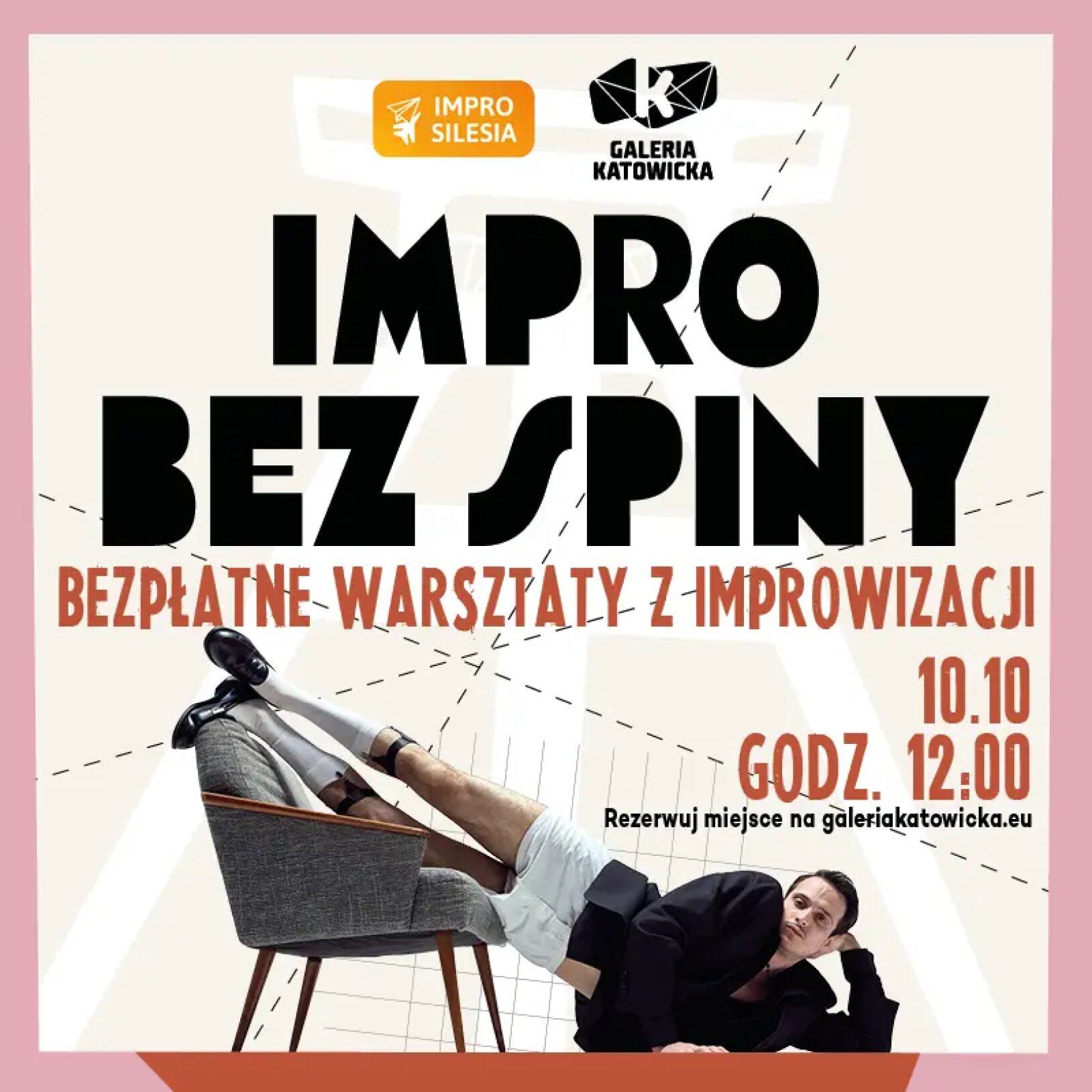 Mężczyzna leżący na podłodze, trzymający nogi uniesione na krześle