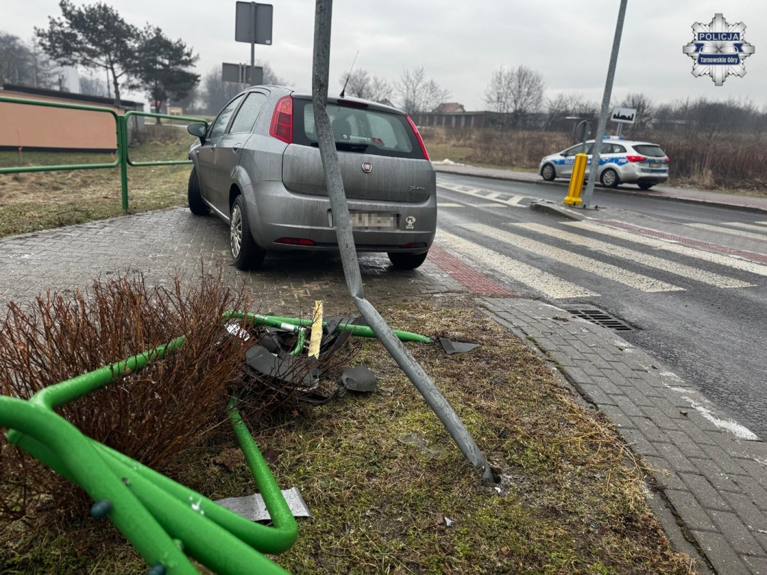 Ślisko i niebezpiecznie. Trzy kolizje na jednym rondzie w Radzionkowie Komenda Powiatowa Policji w Tarnowskich Górach