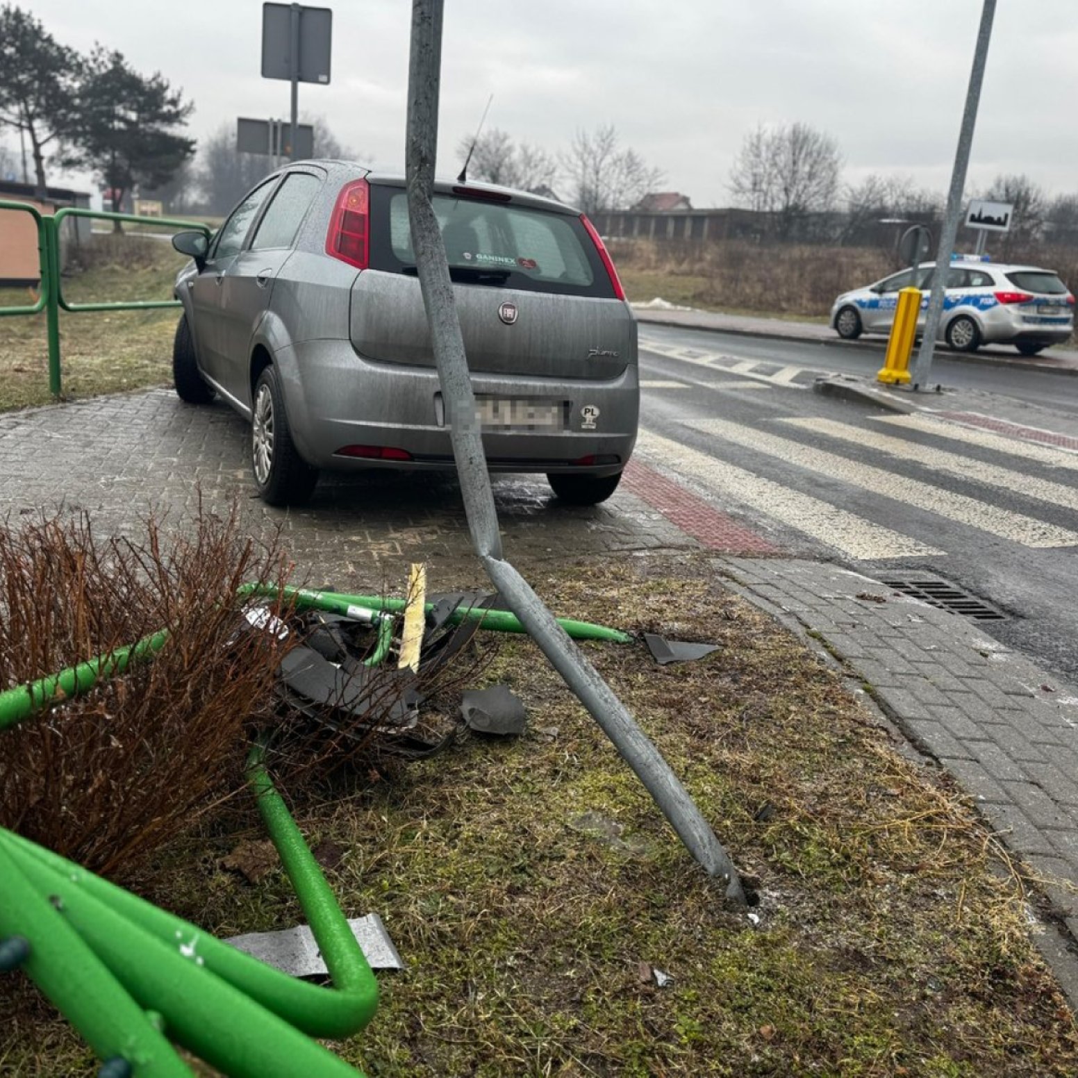 Ślisko i niebezpiecznie. Trzy kolizje na jednym rondzie w Radzionkowie - Radzionków